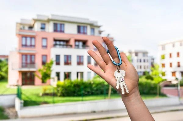 Real estate agent giving house keys to a new property owner — Stock Photo, Image