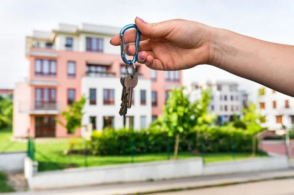 Agente inmobiliario dando llaves de la casa a un nuevo propietario —  Fotos de Stock
