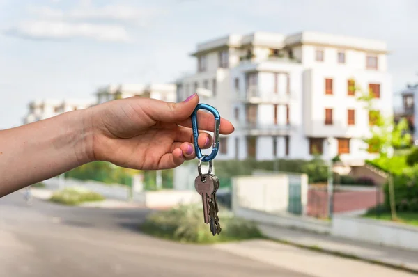 Real estate agent giving house keys to a new property owner — Stock Photo, Image