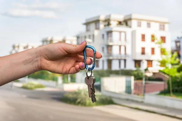 Agente inmobiliario dando llaves de la casa a un nuevo propietario — Foto de Stock