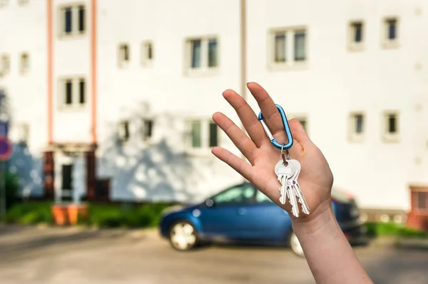 Κτηματομεσίτης δίνοντας τα κλειδιά του σπιτιού ένα νέο ιδιοκτήτη ακινήτου — Φωτογραφία Αρχείου