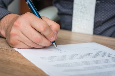 İşadamı bir anlaşma sonuçlandırmak için bir sözleşme imzalama