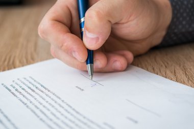 İş adamı iş sözleşmenin imzalanması