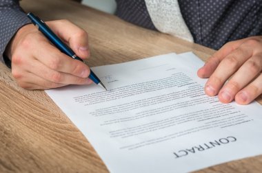 Bir anlaşma sonuçlandırmak için bir sözleşme imzalamadan işadamı