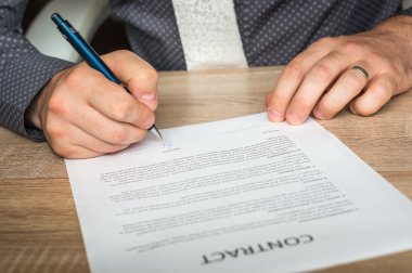 İşadamı kontrat imzalıyor.