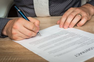 İşadamı kontrat imzalıyor.