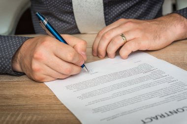 İşadamı kontrat imzalıyor.