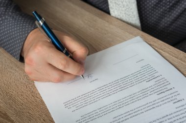 İşadamı kontrat imzalıyor.