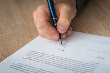 İş adamı iş sözleşmenin imzalanması