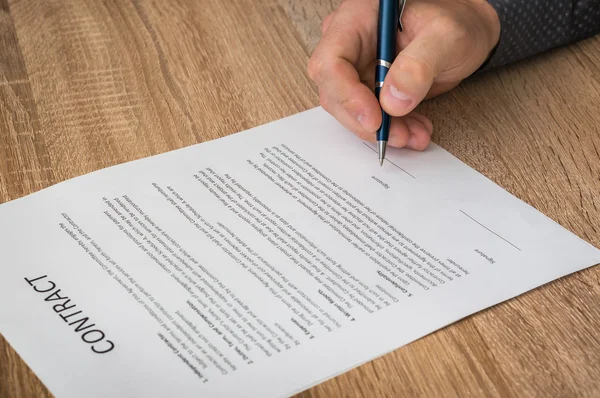 Empresario está firmando un contrato para concluir un acuerdo — Foto de Stock