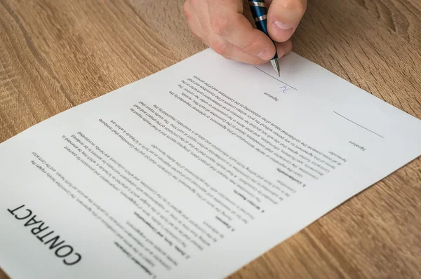Бізнесмен підписує договір на укладення угоди — стокове фото
