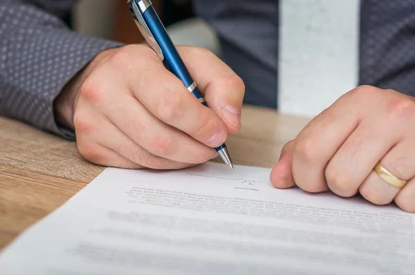 Empresário que assina um contrato para concluir um acordo — Fotografia de Stock