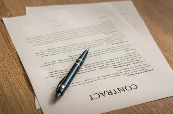 Ручка і контрактна папір — стокове фото