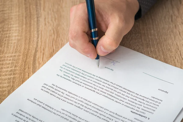 L'uomo d'affari sta firmando un contratto — Foto Stock