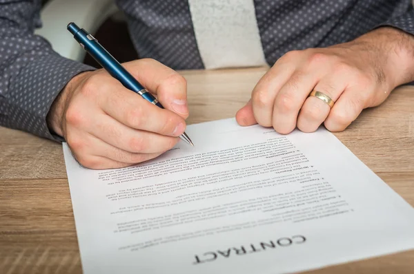 L'uomo d'affari sta firmando un contratto — Foto Stock