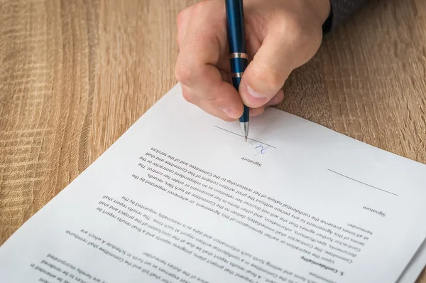 Empresario está firmando un contrato — Foto de Stock