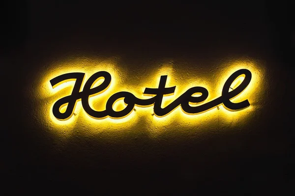 Hotel podświetlany znak na budynku — Zdjęcie stockowe
