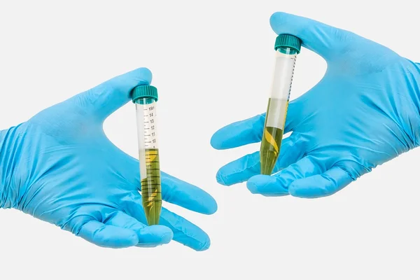 Próbówki testowej w dłoni z zielonym płynem — Zdjęcie stockowe