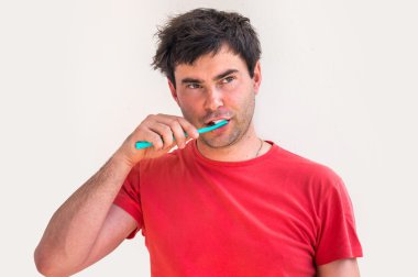 Genç adam sabah diş fırçalama