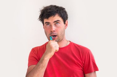 Genç adam sabah diş fırçalama