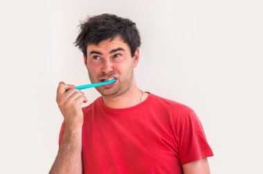 Genç adam sabah diş fırçalama