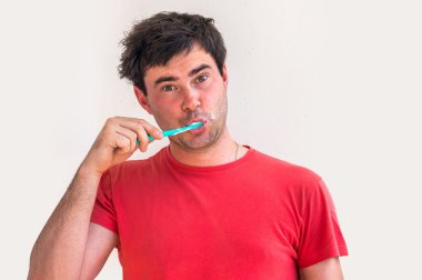 Genç adam sabah diş fırçalama