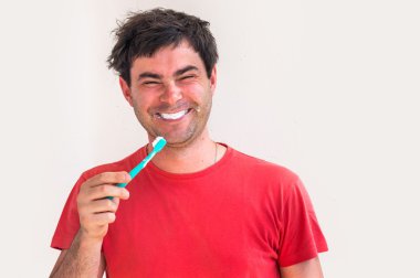 Genç adam sabah diş fırçalama