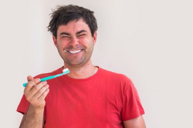 Genç adam sabah diş fırçalama