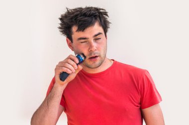 Mutlu delikanlı elektrikli ustura ile tıraş