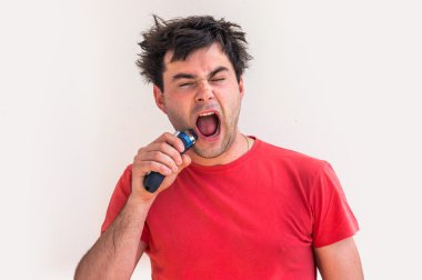 Mutlu delikanlı elektrikli ustura ile tıraş