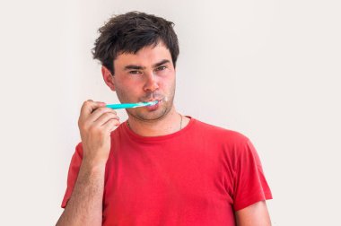 Genç adam sabah diş fırçalama