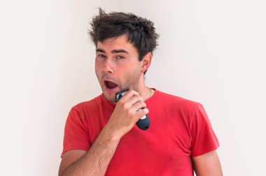 Mutlu delikanlı elektrikli ustura ile tıraş