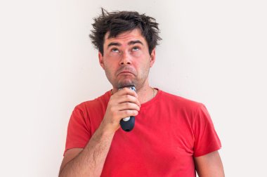 Mutlu delikanlı elektrikli ustura ile tıraş