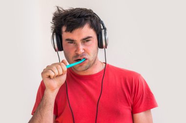 Genç adam sabah diş fırçalama