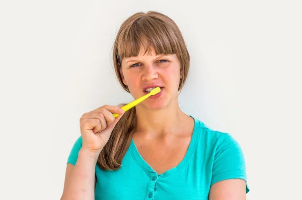 Jeune femme se brossant les dents le matin — Photo