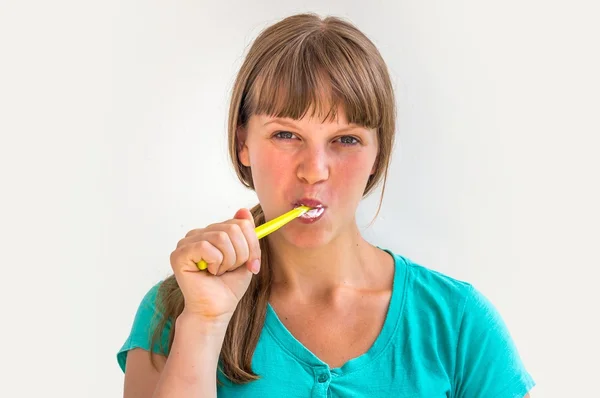 Jonge dame tanden poetsen in de ochtend — Stockfoto