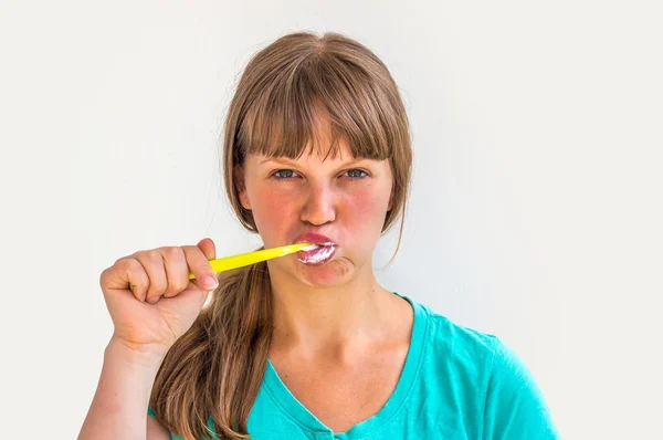 Jonge dame tanden poetsen in de ochtend — Stockfoto