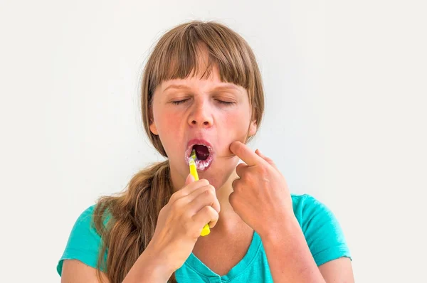 Jovem senhora escovando os dentes de manhã — Fotografia de Stock