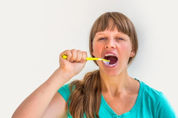 Jovem senhora escovando os dentes de manhã — Fotografia de Stock