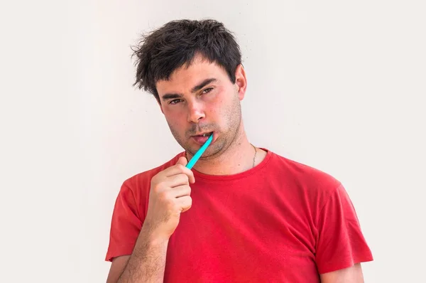 Giovane uomo lavarsi i denti al mattino — Foto Stock