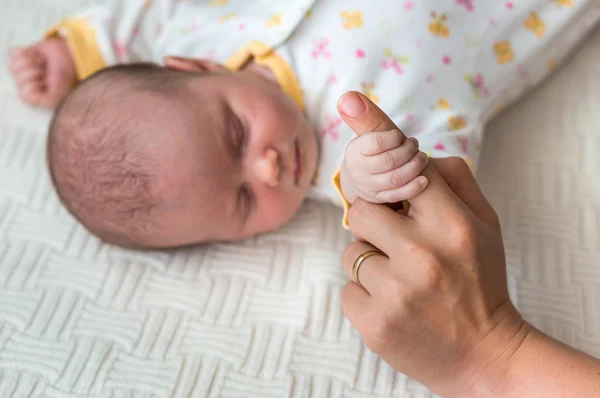 新生儿手指触摸母亲的手 — 图库照片
