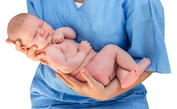Doktoren holder et vakkert nyfødt barn. – stockfoto
