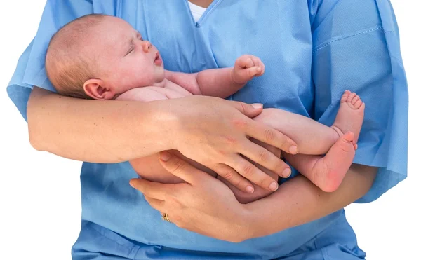 Doktoren holder et vakkert nyfødt barn. – stockfoto