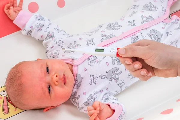 Temperatura de medição para um bebê com termômetro — Fotografia de Stock