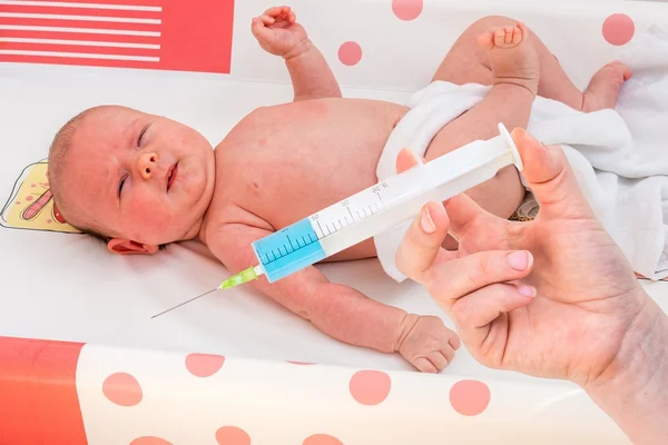 Doctor holds syringe to vaccinate newborn baby — Stock Photo, Image