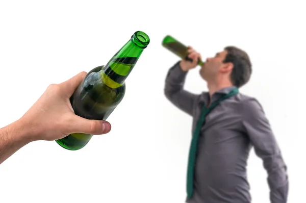 산만된 남자 음주 — 스톡 사진