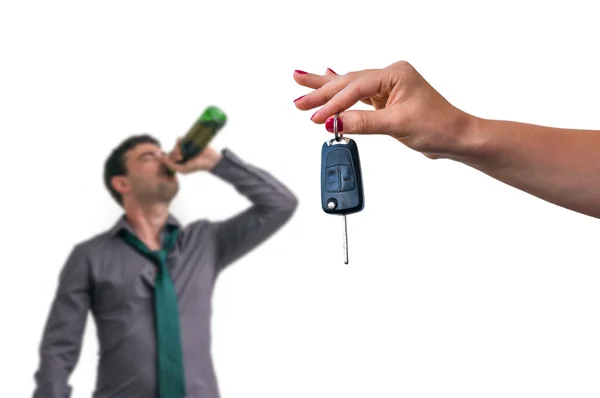 Esposa mostrando chaves do carro e seu marido bebendo álcool — Fotografia de Stock