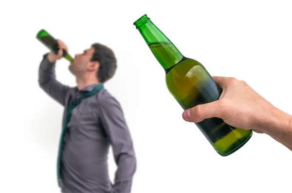 산만된 남자 음주 — 스톡 사진