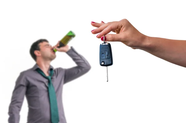 Esposa mostrando las llaves del coche y su marido bebiendo alcohol — Foto de Stock