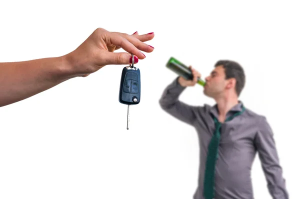 Wife showing car keys and her husband drinking alcohol — Stock Photo, Image